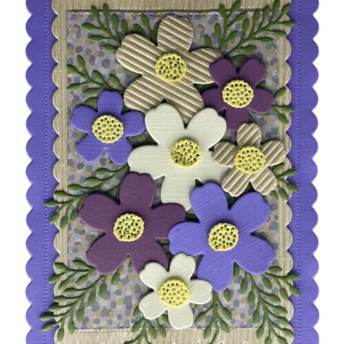 Et lilla lykønskningskort med fine lilla blomster.