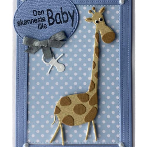 Kortet her er det perfekte bud på et lykønskningskort til barnedåben. Kortet her en sød giraf på en blå baggrund.