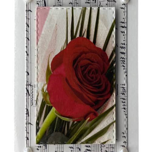 Et fint lille kort med en rød rose på. Kortet kan bruges til både fødselsdag eller bare som en lille hilsen.